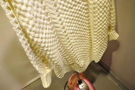 韩式针织新风尚 缕空麻花与圆弧下摆的温柔邂逅